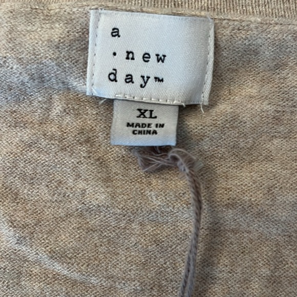 ✳️ AND oatmeal colored V neck Pull over sweater - Picture 2 of 7